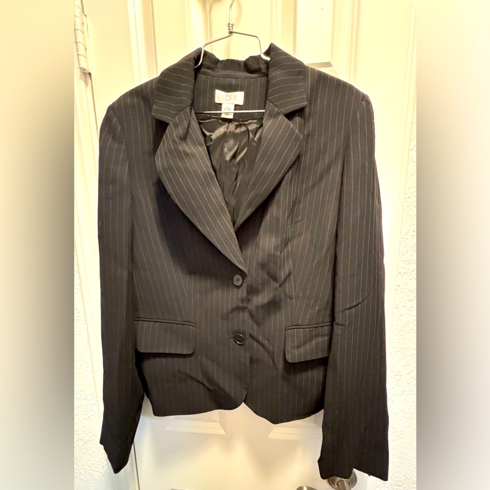 Ann Taylor loft pinstripe women’s blazer
Size 14
Color black